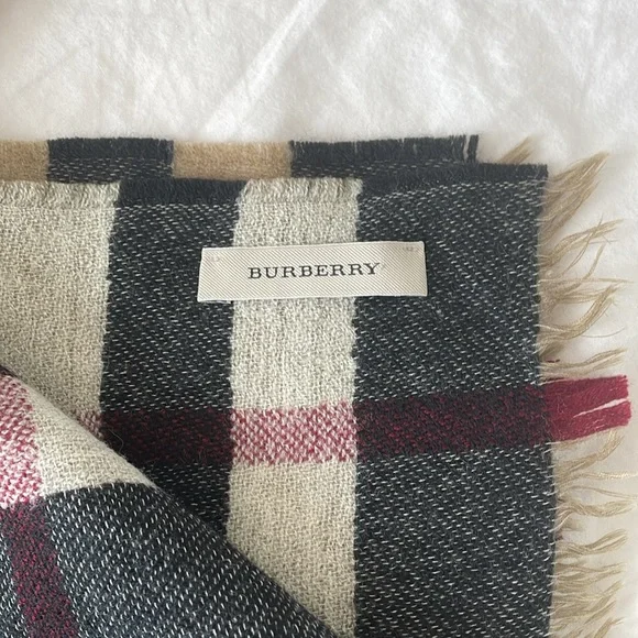 Burberry scarf - Picture 2 of 3